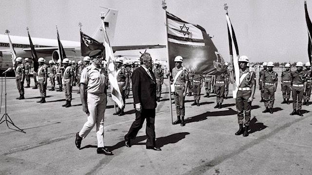 Bundeskanzler Brandt in Israel 1973 (Militärischer Empfang auf dem Flughafen)