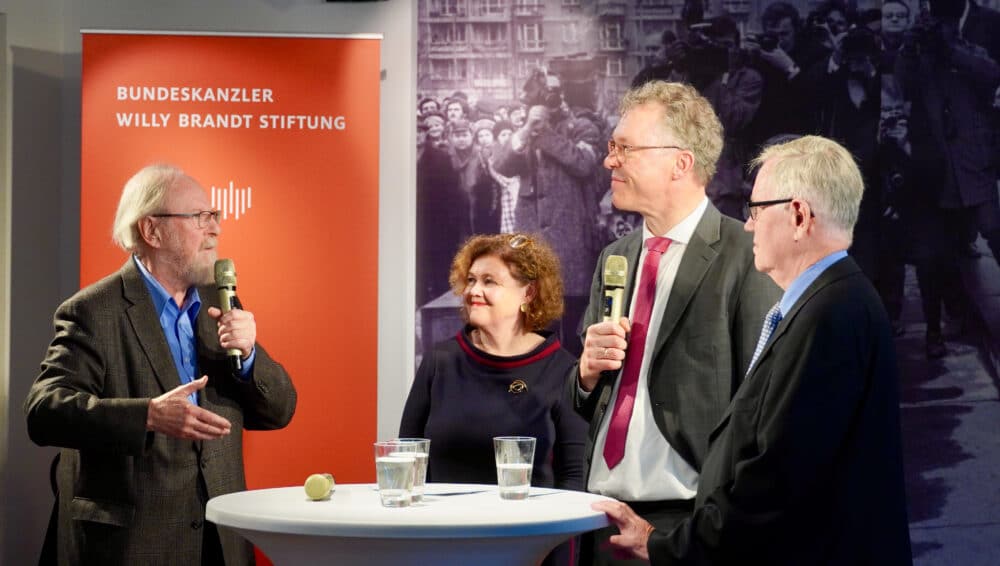 Um einen Tisch herum stehen im Halbkreis Wolfgang Thierse mit Mikrophone Daniela Münkel, Wolfram Hoppenstedt und Dieter Dowe bei der Matinee anlässlich des 30. Stiftungsjubiläums in Berlin.