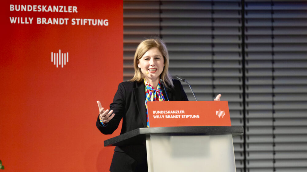 Vera Jourová, die Vizepräsidentin der Europäischen Kommission, hält die Willy Brandt Lecture im Allianz Forum in Berlin. Sie steht hinter einem Rednerpult.