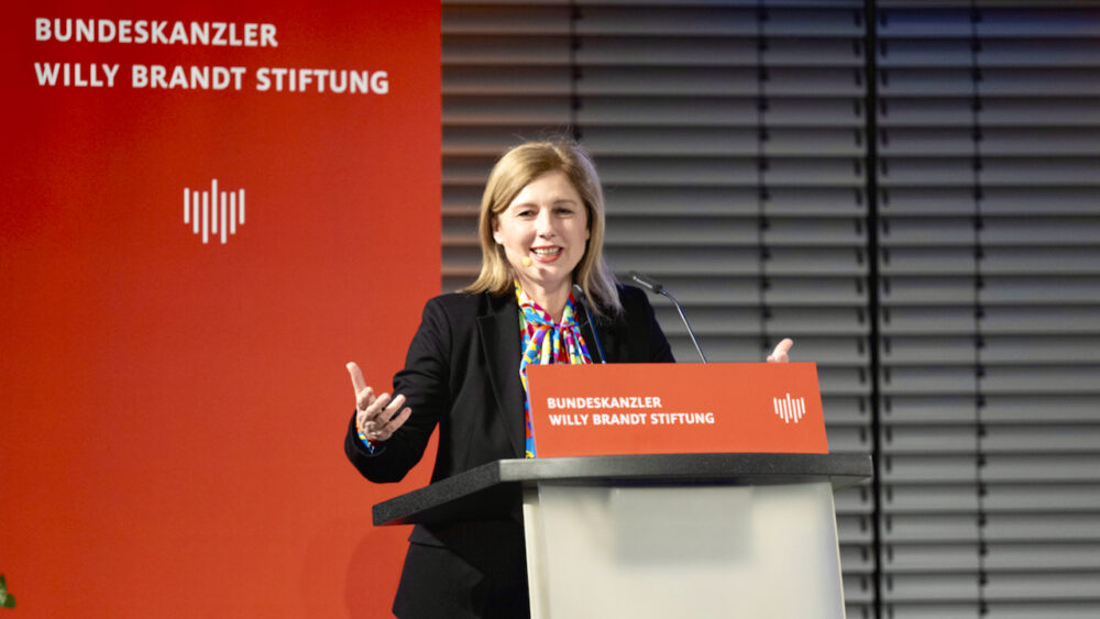 Vera Jourová, die Vizepräsidentin der Europäischen Kommission, hält die Willy Brandt Lecture im Allianz Forum in Berlin. Sie steht hinter einem Rednerpult.