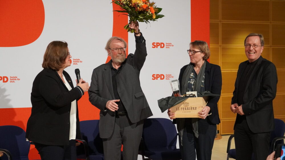 Wolfgang Thierse reckt in der Mitte stehend einen Blumenstrauß in die Höhe. Links neben ihm steht die Bundestagsabgeordnete Kerstin Griese MdB. Rechts von ihm stehen Maria-Luise Schneider mit einem Geschenkkorb sowie Ulrich Schöler.