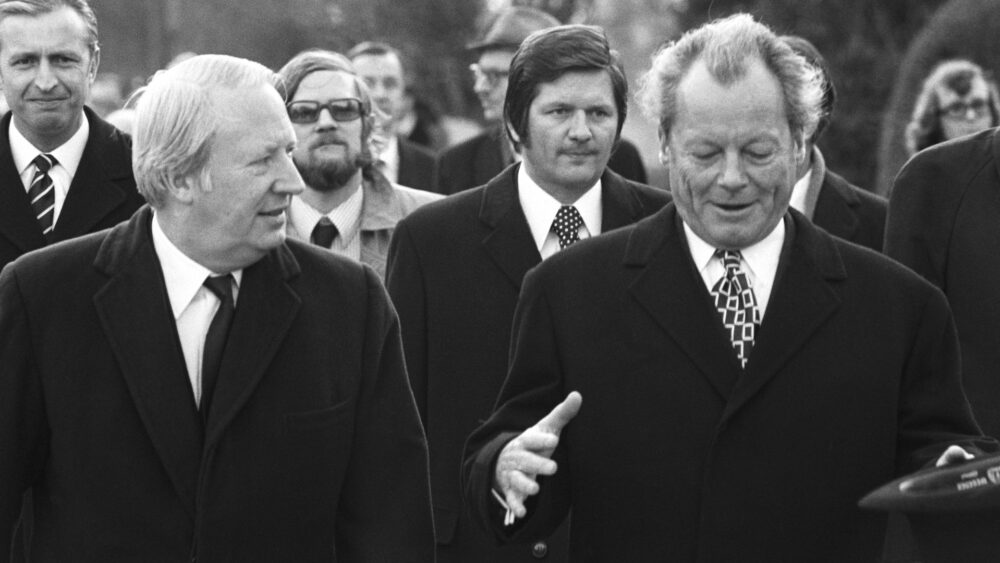 Bundeskanzler Willy Brandt (r.) im Gespräch mit Edward Heath, britischer Premierminister (l.), nach dessen Ankunft auf Schloss Gymnich.