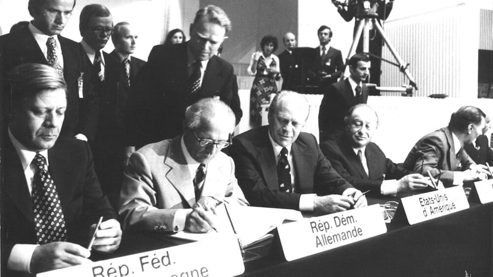 Helmut Schmidt und Erich Honecker unterzeichnen die KSZE-Schlussakte