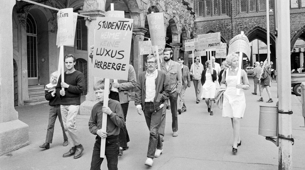 Hist. Foto von einer Demonstration am Rathaus in Lübeck
