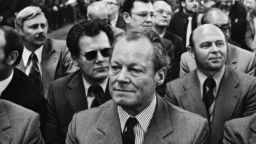 Bundeskanzler Willy Brandt mit seinem Referenten, Günter Guillaume (mit sonnenbrille), auf einer Wahlkampfveranstaltung im Braunschweiger Kohlebergwerk. 1974