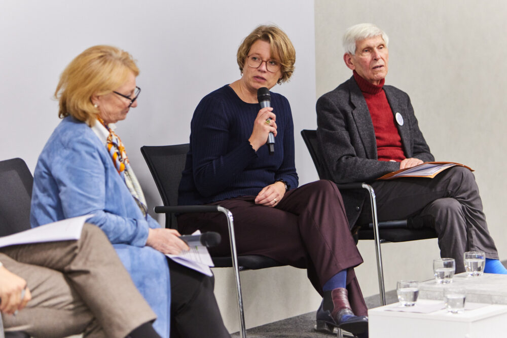Julia Hornig und Gert Weisskirchen siztend bei Podiumsdiskussion