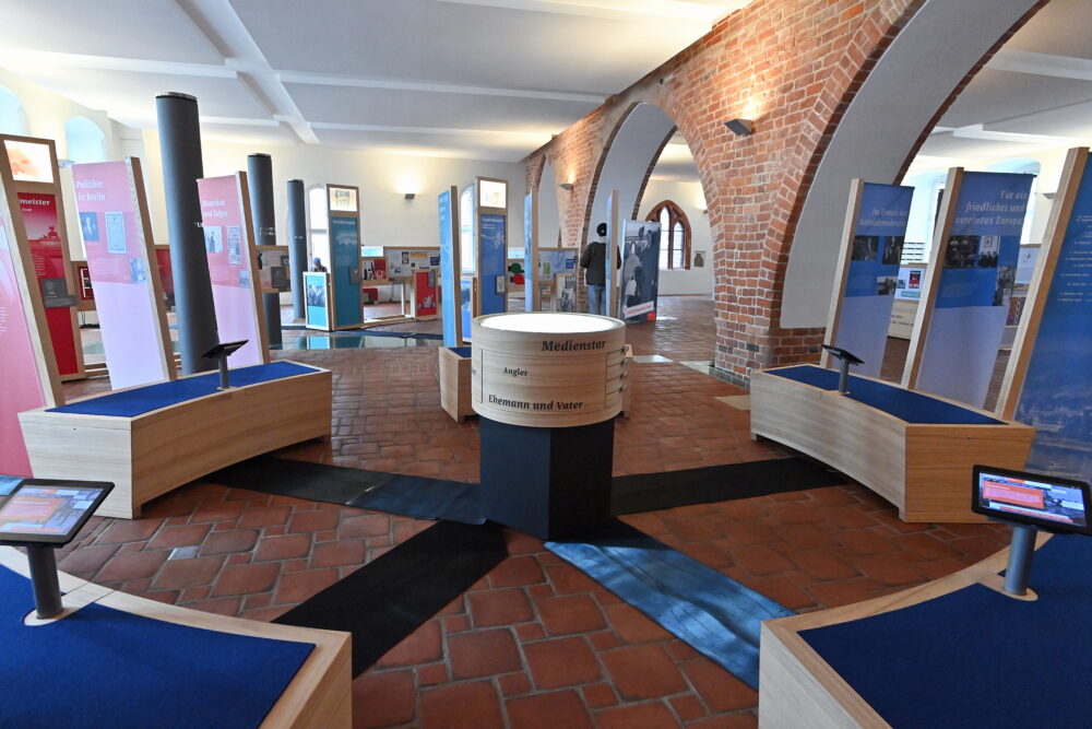 Eröffnung der Wanderausstellung im Rathaus Rostock im April 2024