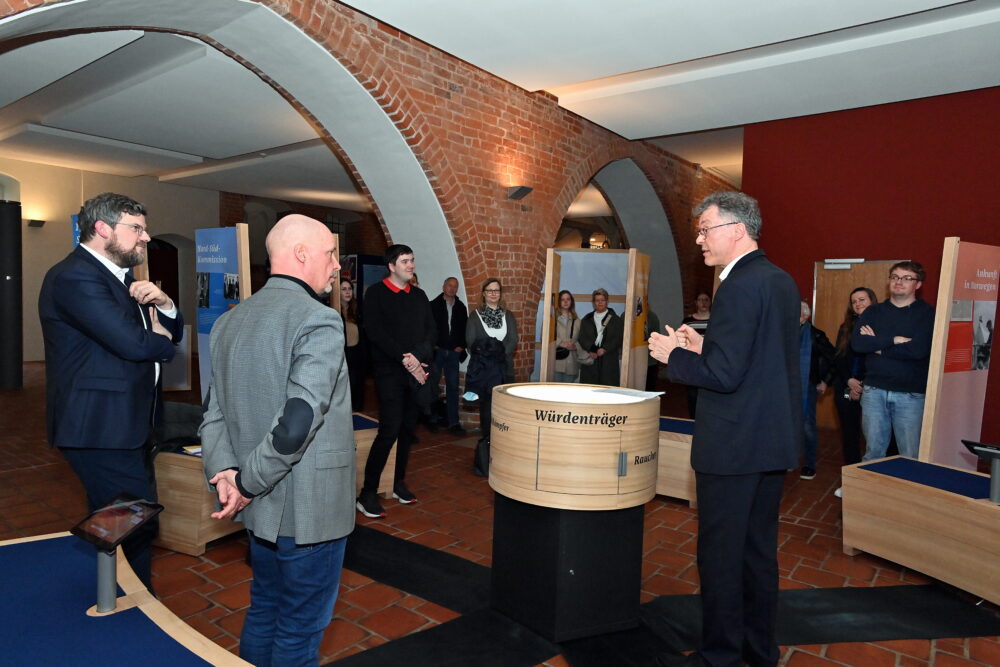 Eröffnung der Wanderausstellung im Rathaus Rostock mit u. a. Senator Dr. Chris von Wrycz Rekowski und Wolfram Hoppenstedt