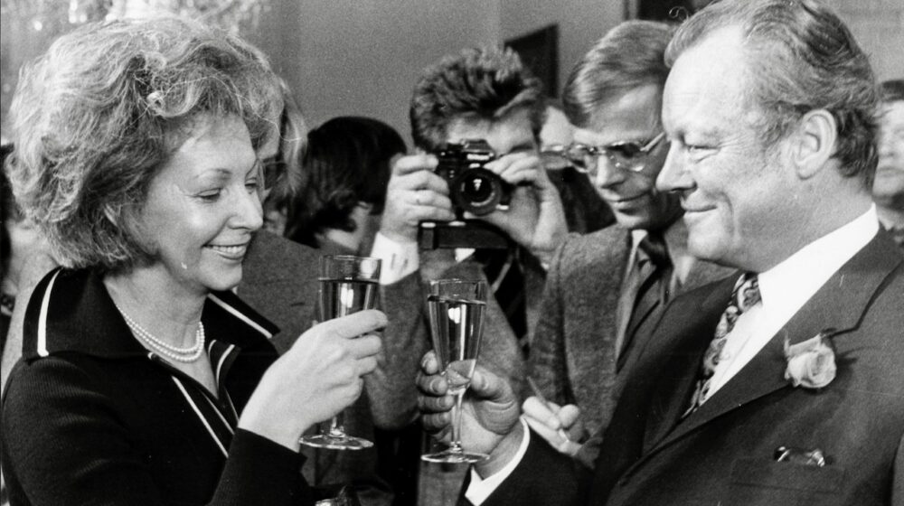 Rut Brandt und Willy Brandt stoßen an. 60. Geburtstag von Willy Brandt.