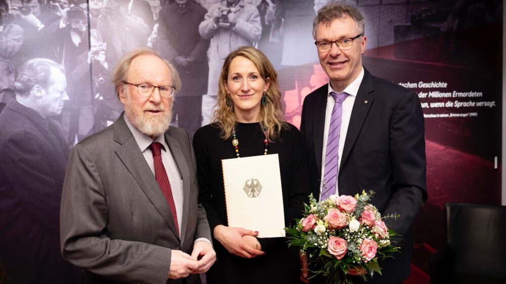 Wolfang Thierse, Pénélope Léa Patry und Wolfram Hoppenstedt bei der Preisverleihung am 22. Februar 2024