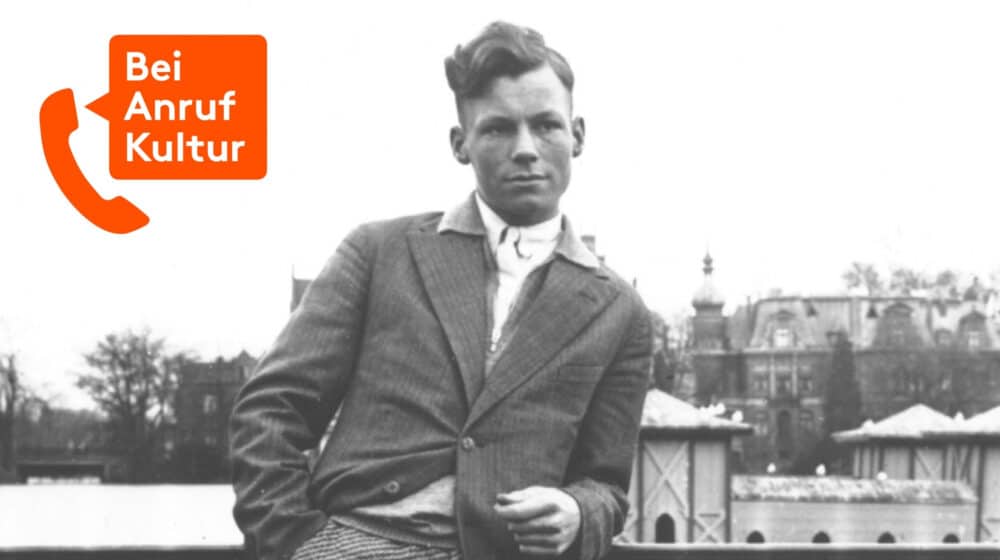 Willy Brandt als Jugendlicher am Geländer des Krähenteichs in Lübeck lehnend