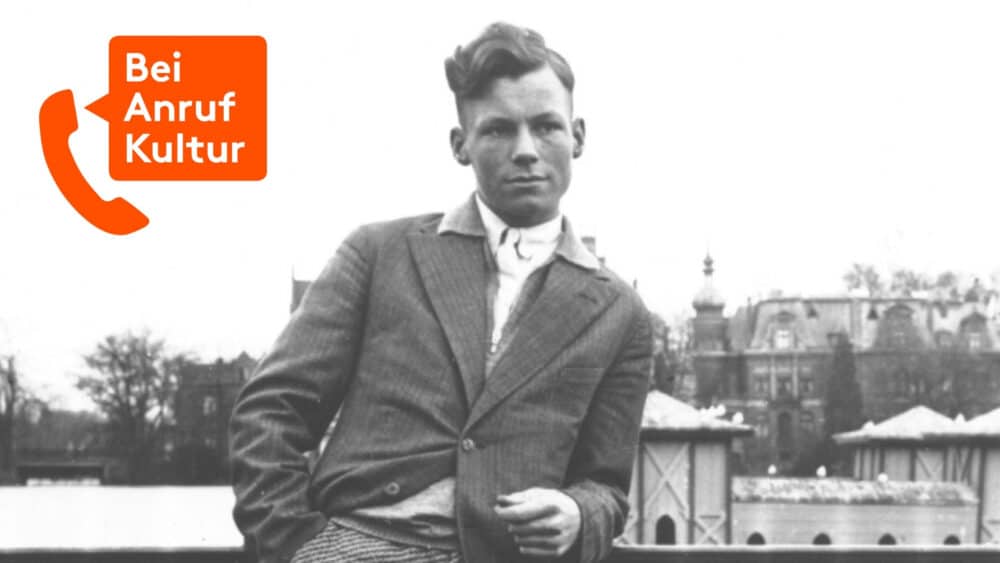 Willy Brandt als Jugendlicher am Geländer des Krähenteichs in Lübeck lehnend