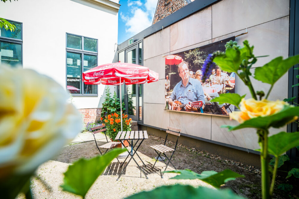 Museumshof mit Sonnenschirm