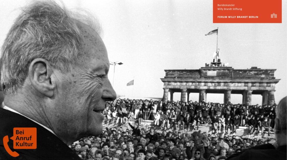 Willy Brandt lachend vorm Brandenburger Tor 1989