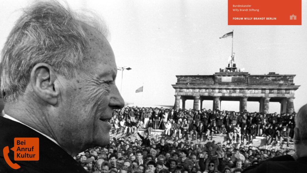 Willy Brandt lachend vorm Brandenburger Tor 1989