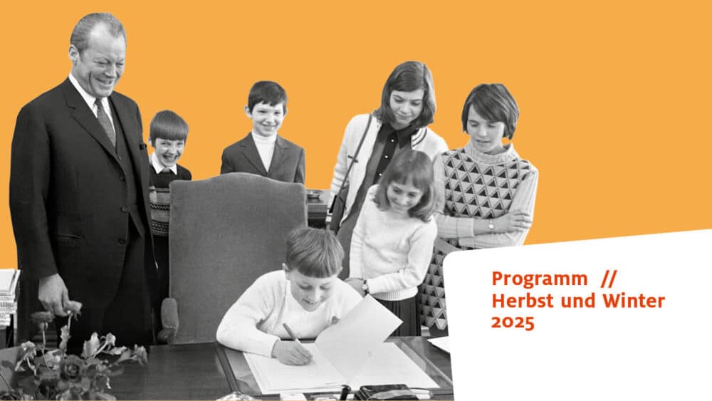 Grafik Programm Herbst/Winter im Forum Willy Brandt Berlin. Abgebildet sind Willy Brandt und Schulkinder hinter einem Schreibtisch
