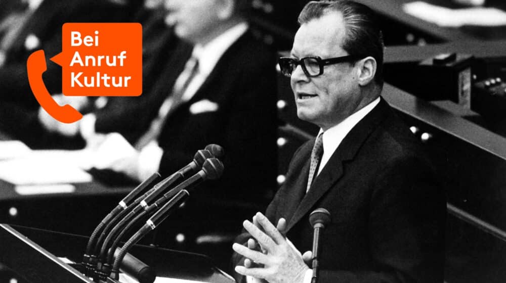 Willy Brandt am Rednerpult des Bonner Bundestags