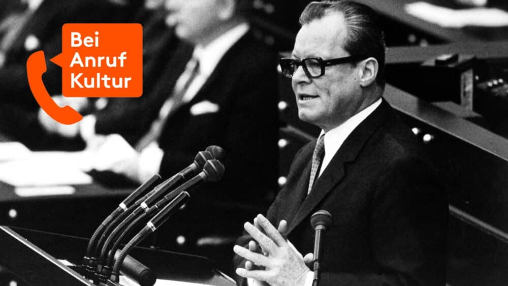 Willy Brandt am Rednerpult des Bonner Bundestags