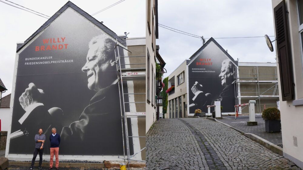 Fassade Willy-Brandt-Forum Unkel mit Willy Brandt Porträt