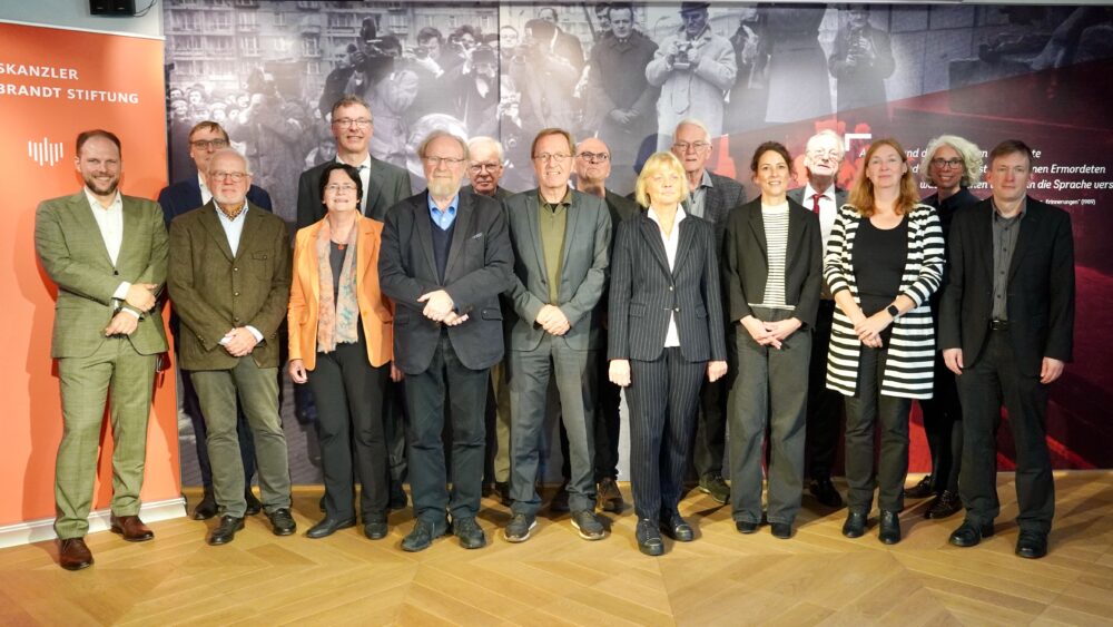 Teilnehmer*innen der 30. Kuratoriumssitzung posieren für ein Gruppenbild im Forum willy Brandt Berlin