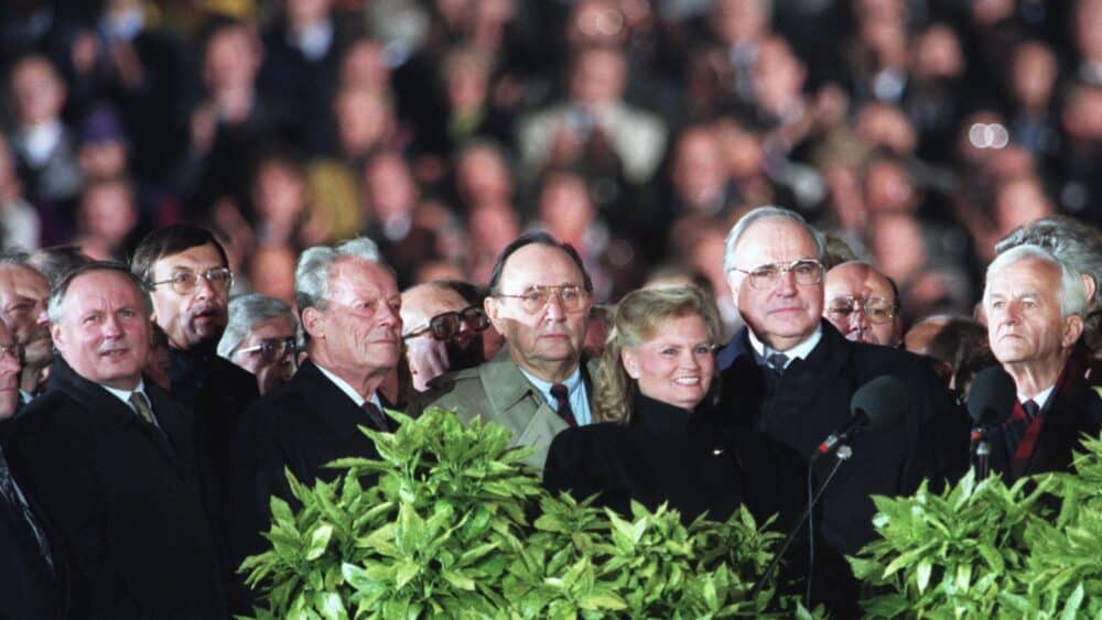 Vor dem Reichstag am Tag der Deutschen Einheit in Berlin, 3. Oktober 1990.