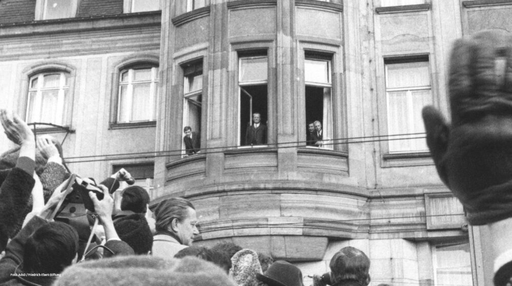 Willy Brandt am Fenster, Erfurt, 19 März 1970. Foto AdsD/Friedrich-Ebert-Stiftung