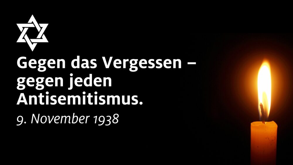 Davidstern und brennende Kerze vor schwarzem Hintergrund. Weiße Schrift: Gegen das Vergessen – gegen jeden Antisemitismus. 9. November 1938