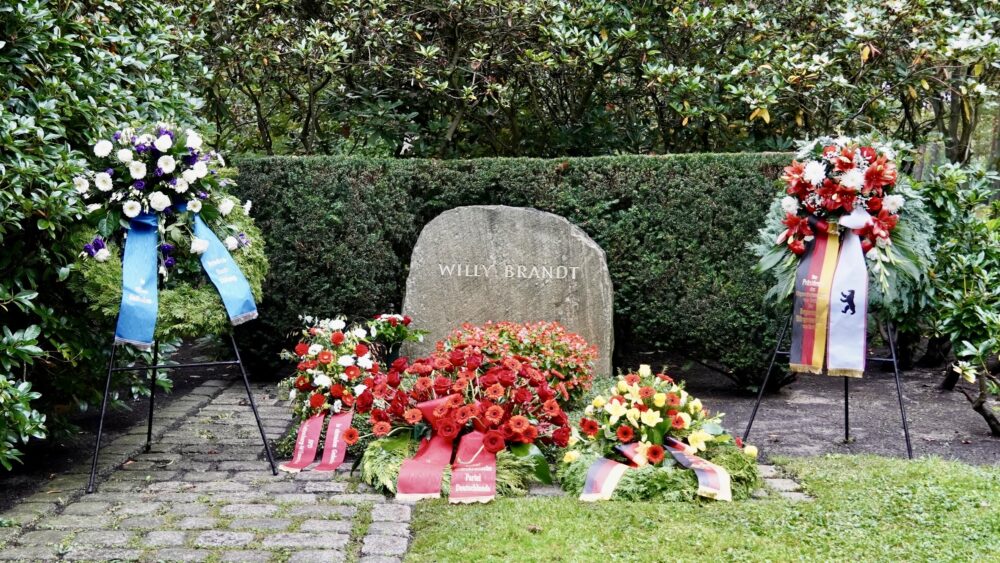 Ehrengrab Willy Brandts mit Kränzen auf dem Waldfriedhof in Zehlendorf_8.10.2024