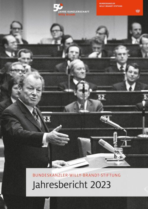 Cover des Jahresberichts 2023 mit Willy Brandt stehend hinter einem Rednerpult