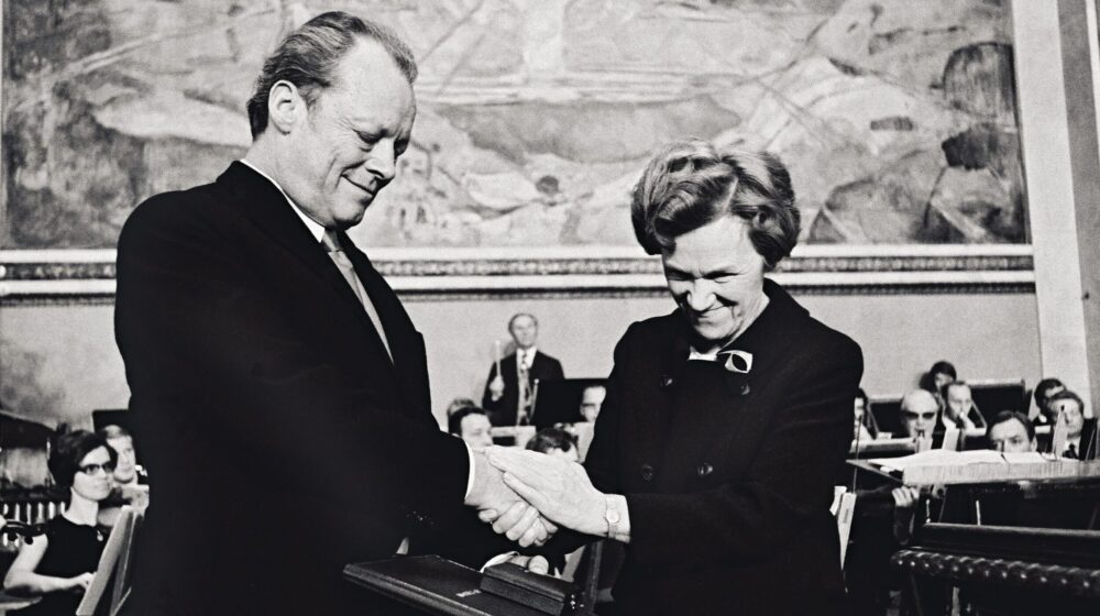 Foto_Aase Lionäs, Vorsitzende des Nobelpreis-Komitees, gratuliert Willy Brandt zum Friedensnobelpreis_1971