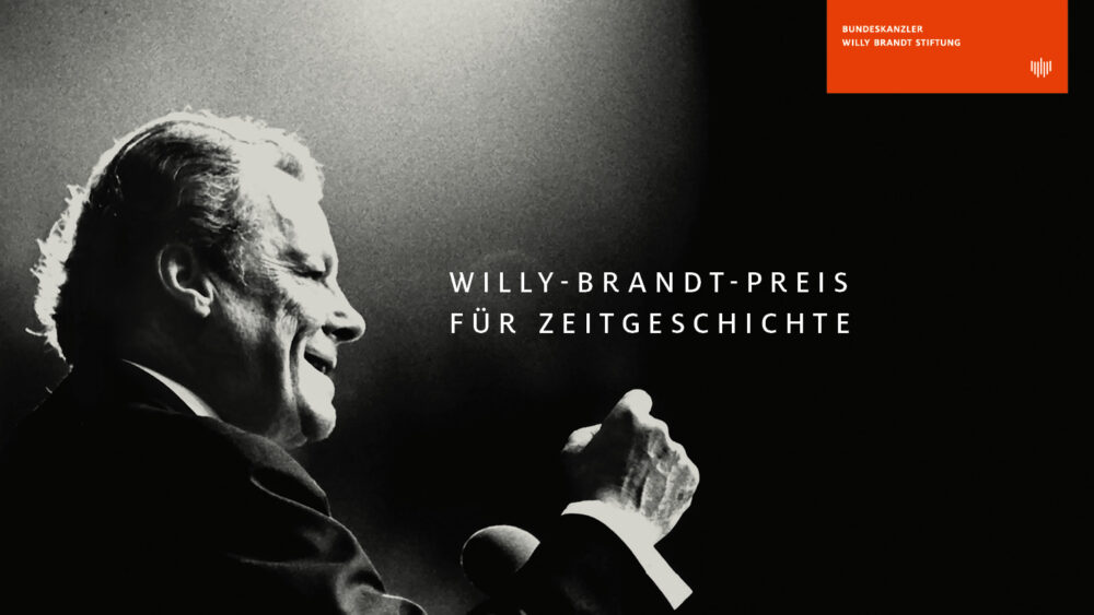 Willy Brandt hält eine Rede mit erhobener Faust. Zusätzlich steht Willy-Brandt-Preis für Zeitgeschichte auf dem Bild