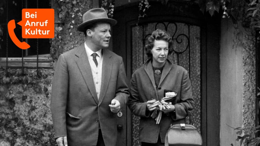 Willy und Rut Brandt 1958 vor ihrem Haus in Berlin Schlachtensee