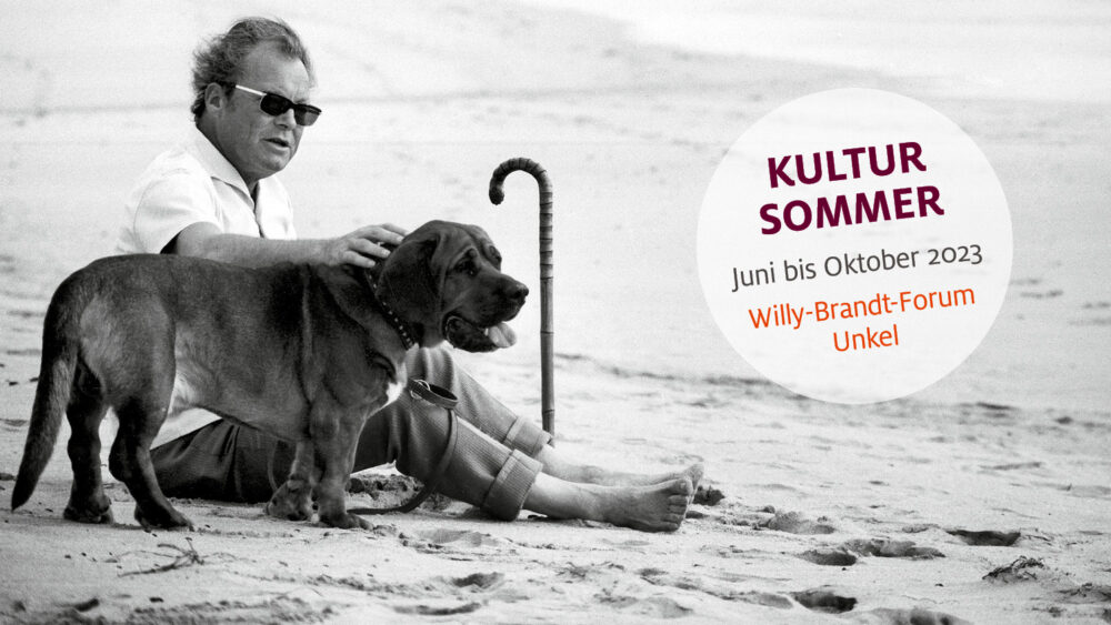Willy Brandt am Strand von Fuerteventura mit Hund, 1972