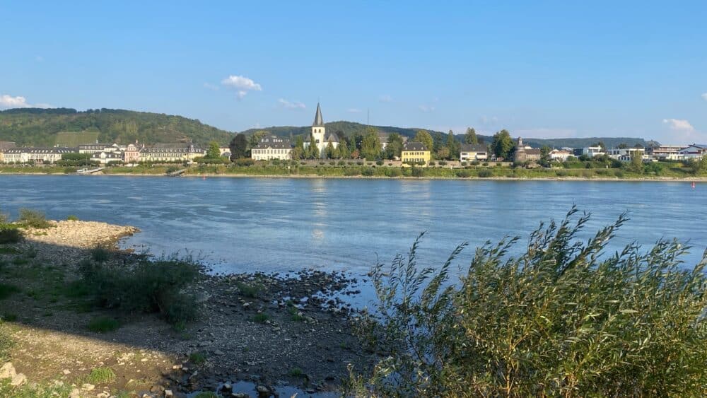 Stadtansicht von Unkel mit dem Rhein im Vordergrund