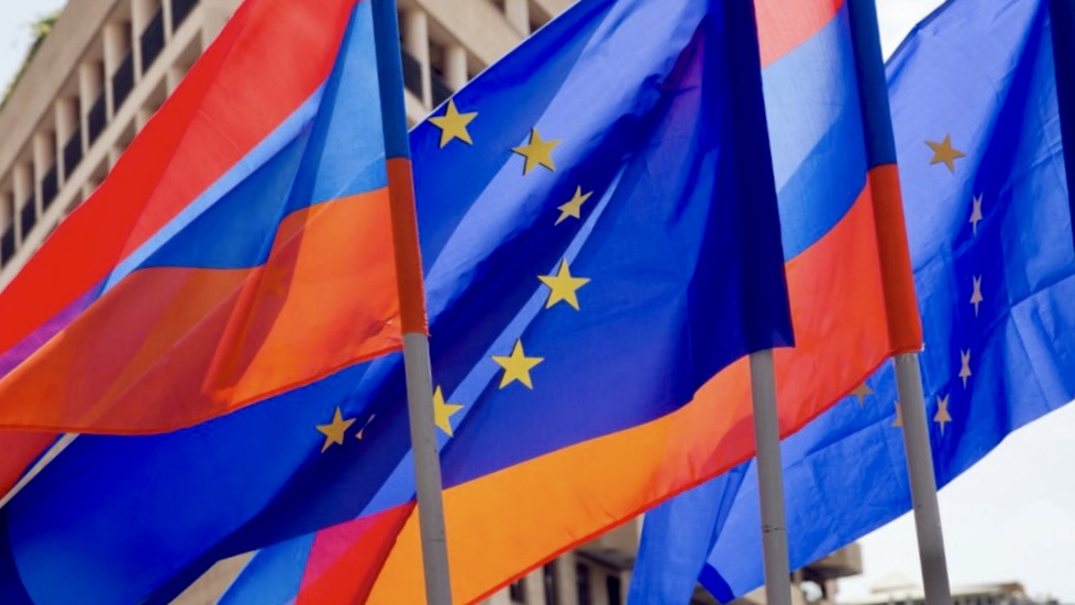 Flaggen von Armenien und der EU
